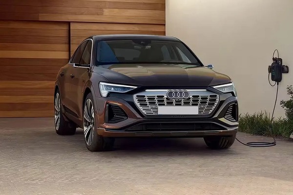 Audi Q8 Sportback e-tron Front Left Side