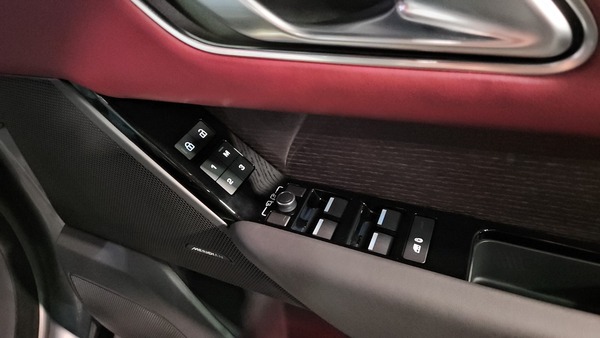 Land Rover Range Rover Velar Side Adustment