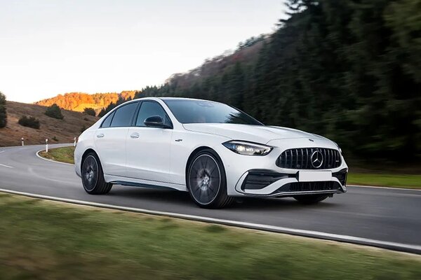 Mercedes-Benz AMG C 43 Front Left Side