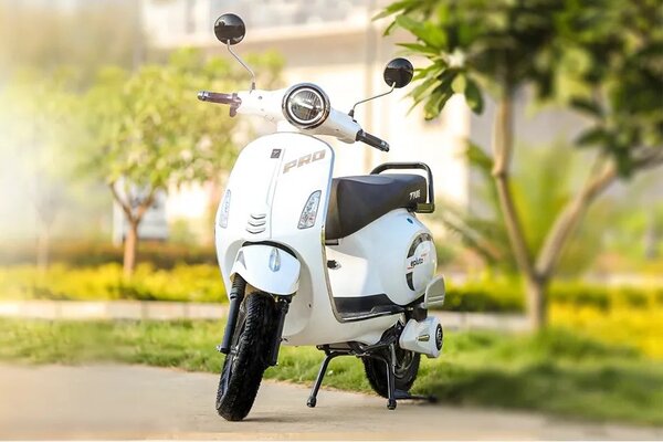 PURE EV EPluto 7G Pro [2023-2024] Front Right View